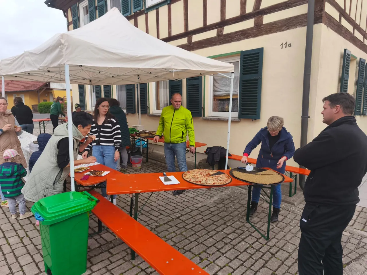 Der voll beladene Kuchenwagen auf dem Weg zum Backhaus