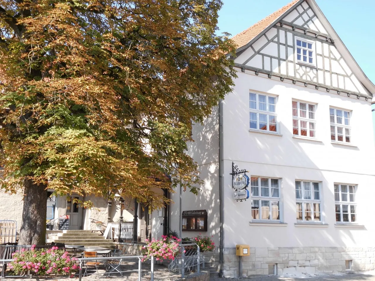 Gaststätte „Zur Kastanie“ unter der namensgebenden Kastanie in der Dorfmitte von Gellershausen