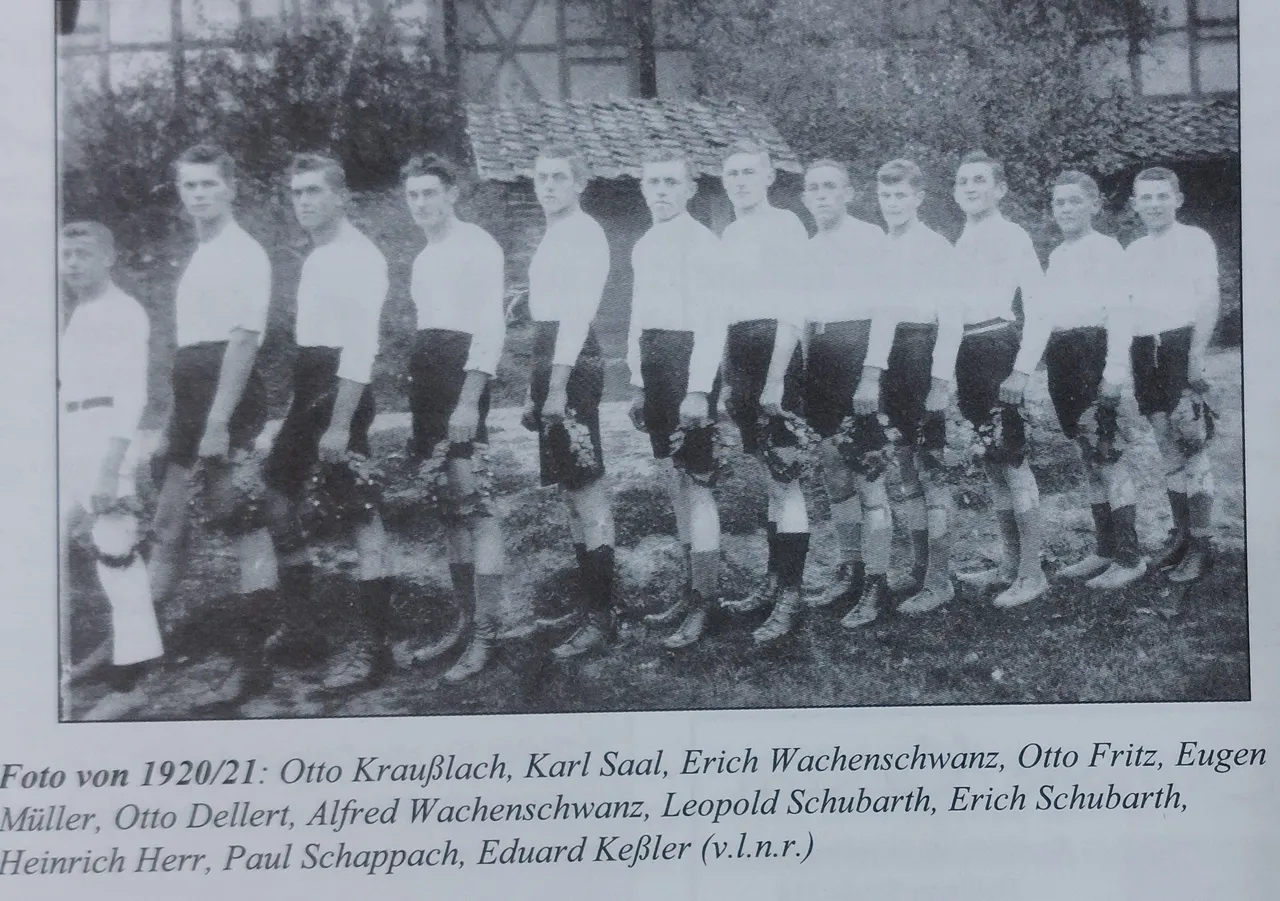 Mannschaftsaufnahme des Vereins in weißen Trikots, originaler Fotoabzug von 1920/21