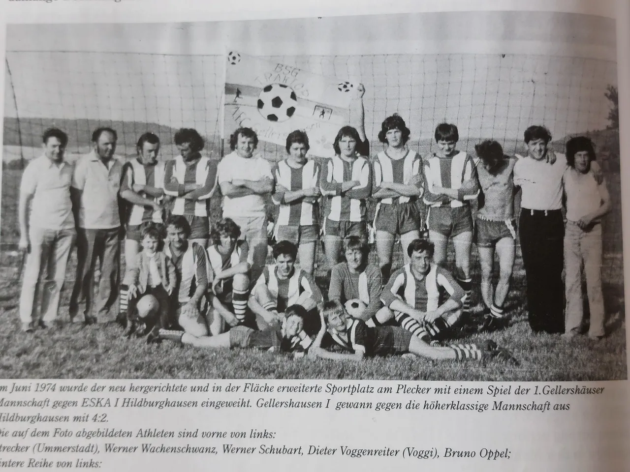 Mannschaftsfoto zur Einweihung des Sportplatzes 1974 vor dem Tor