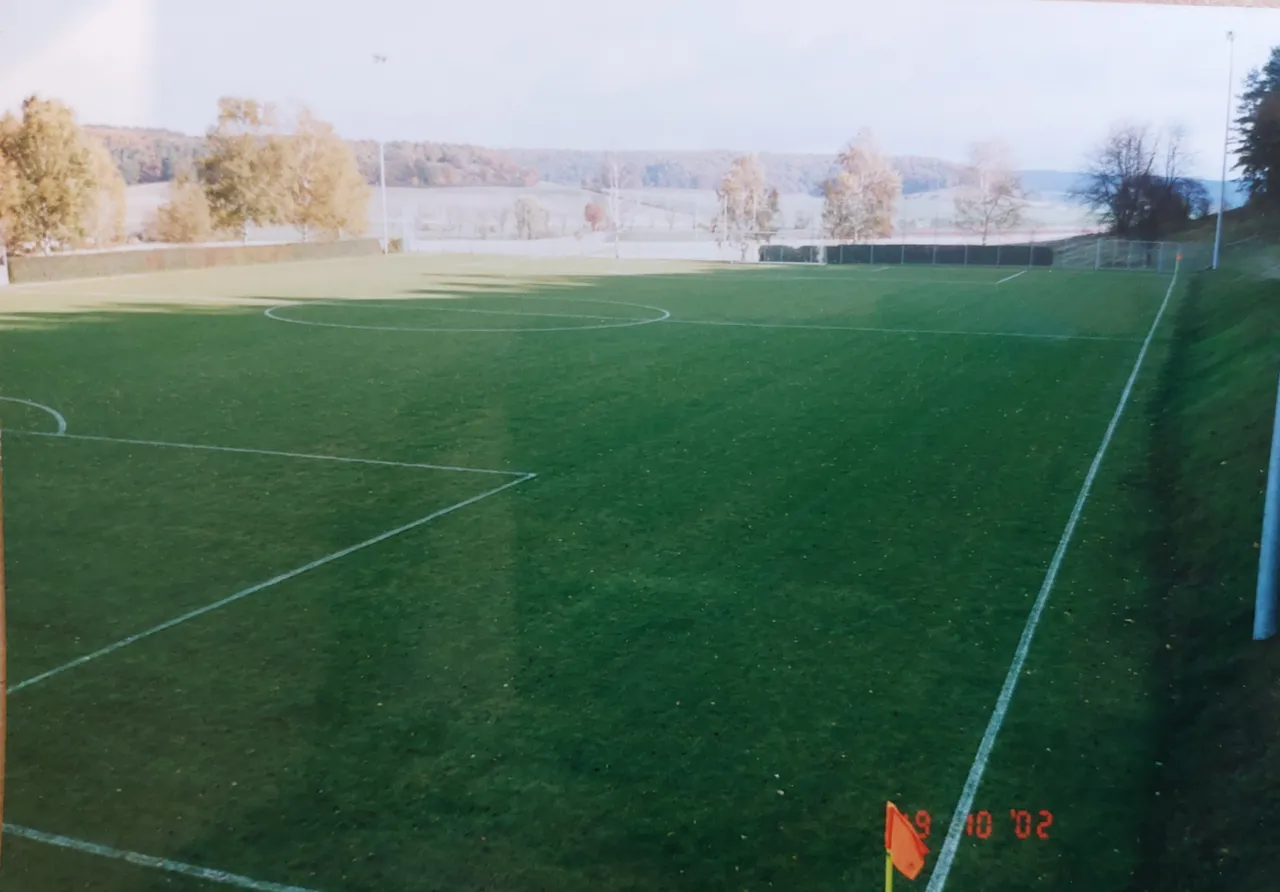 Der frisch sanierte Rasenplatz im Herbst 2002