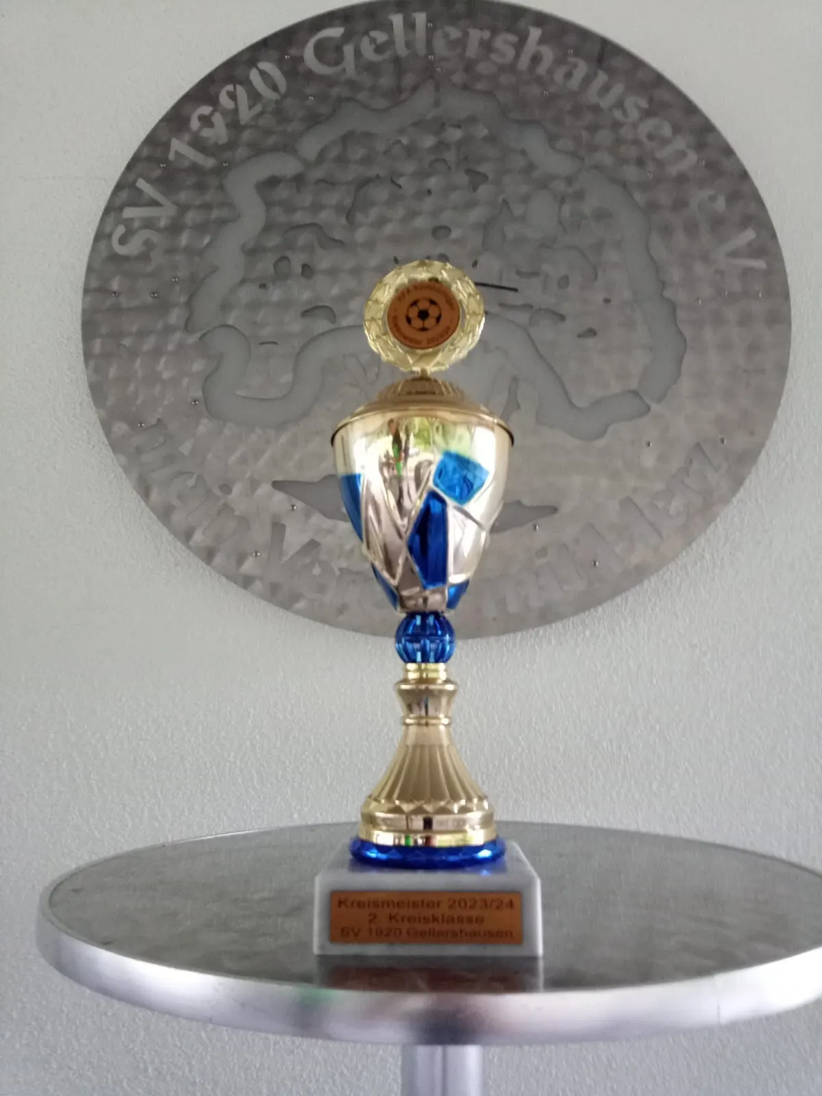 Spieler des SV 1920 Gellershausen mit dem Meisterpokal