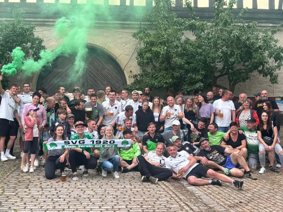 Spieler, Trainer und Fans des SV 1920 Gellershausen gemeinsam vor dem Sportheim